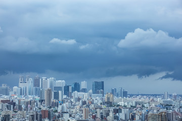 Fototapeta premium 新宿高層ビル群・雨雲に包まれる
