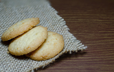Vanilla cookies are placed on a sackcloth