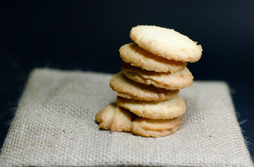 Vanilla cookies are placed on a sackcloth