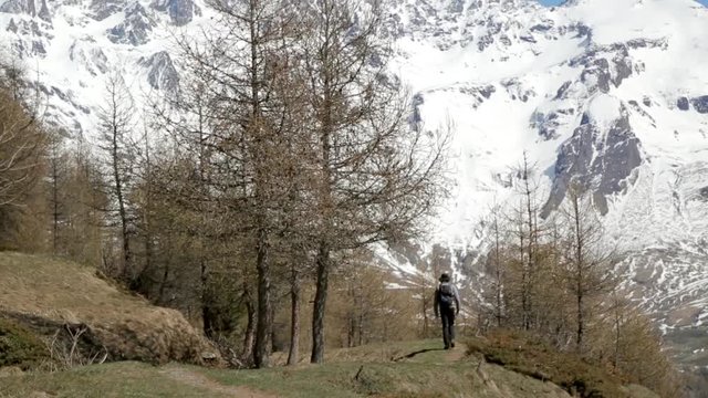 Trekking in montagna di uomo con zaino
