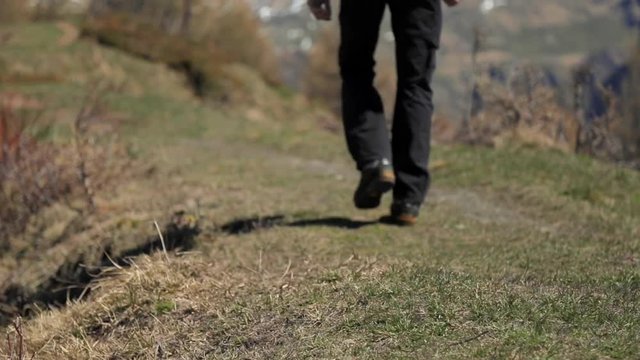 Trekking in montagna di uomo con zaino