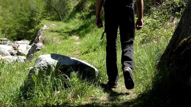 Trekking in montagna di uomo con zaino