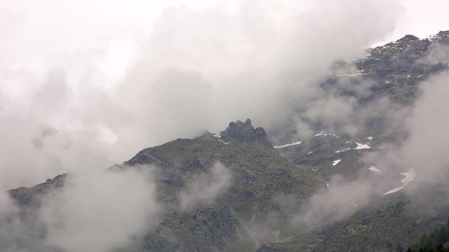 Time lapse di nuvole in montagna