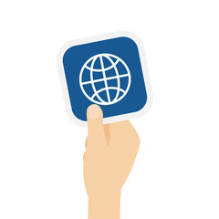 Hand hält Bierdeckel mit Globus