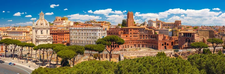  Panoramisch uitzicht met oude ruïnes van het Forum van Trajanus, de markt, de Trajanus-kolom en de kerk meest heilige naam van Maria in zonnige dag, Rome, Italië © Kavalenkava