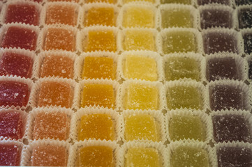 Una scatola di canditi ai vari gusti: arancia, ciliegia, limone, cedro, arancia rossa, fragola