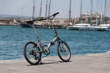Fototapeta premium Klappfahrrad am Hafenkai