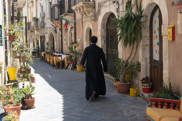 Pfarrer in einer Gasse von Ortigia