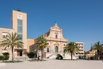 Fototapeta na wymiar Ispica Piazza mit Kirche und Schule