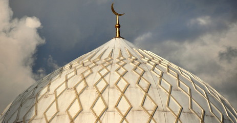 Kuppelspitze der eleganten weißen Hazrat-Sultan-Moschee mit goldenem Halbmond