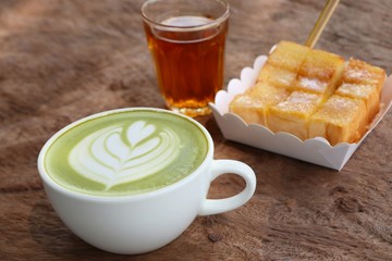 hot green tea with bread