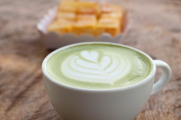hot green tea with bread