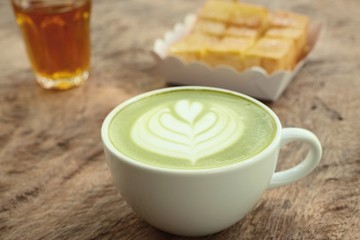 hot green tea with bread