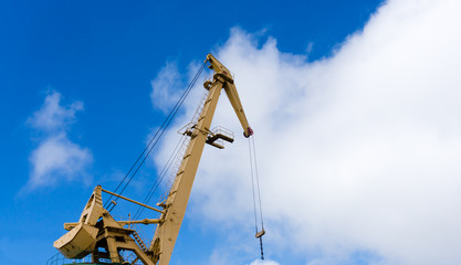 Yellow dock crane for unloading material from a cargo ship
