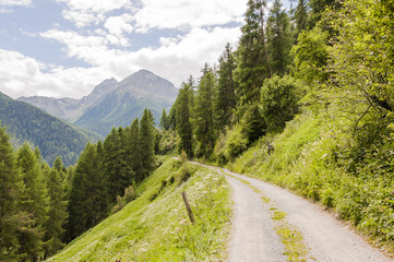 Obraz premium Guarda, Dorf, Via Engiadina, Wanderweg, Lavin, Unterengadin, Engadin, Alpen, Schweizer Berge, Graubünden, Sommer, Schweiz