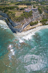 Panoramica spiaggia di Ricadi, Torre Marino, Capo Vaticano, promontorio vista aerea, scogli e sabbia. Vacanza estive in Calabria, Italia