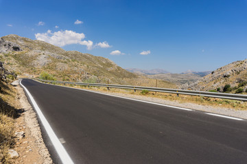 Straße in Andalusien durch Berge und Täler