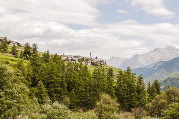 Guarda, Dorf, Wanderweg, Lavin, Engadin, Unterengadin, Graubünden, via Engiadina, Lärchenwald, Alpen, Sommer, Schweiz
