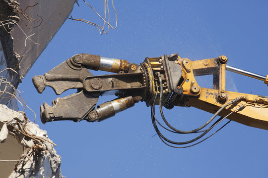 Abrei&szlig;ender  Abri&szlig;bagger mit Zange