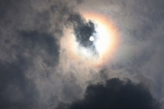 「空想・雲のモンスター（太陽が目）」（雲から透けて見える太陽）、縁起が良い、不思議、神秘的、神々しい、御加護、出現する、眼光、誕生するなどのイメージ