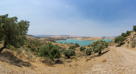 Sicht über Landschaft mit Blick auf einen Stau See