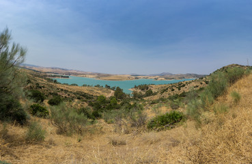 Weite Sicht über Landschaft mit blick auf einen Stausee