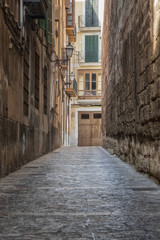 Fototapeta na wymiar An empty alley in the middle of Mallorca