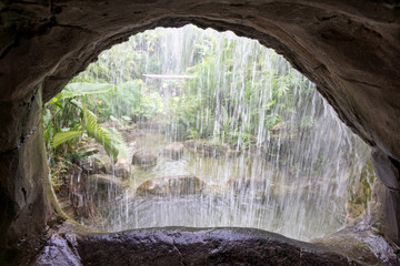 Hinter dem Wasserfall
