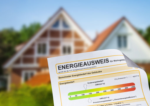 Energieausweis vor einem Haus