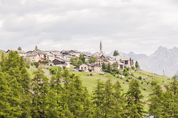 Guarda, Dorf, Kirche, Dorfkirche, Engadin, Unterengadin, Bergbauer, Landwirtschaft, Wanderweg, Alpen, Schweizer Berge, Graubünden, Sommer, Schweiz