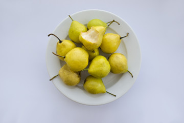 A plate of natural pears