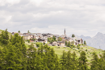 Guarda, Dorf, Bergdorf, Kirche, Dorfkirche, Engadin, Unterengadin, Inn, Alpen, Schweizer Berge, Bergbauer, Graubünden, Sommer, Schweiz