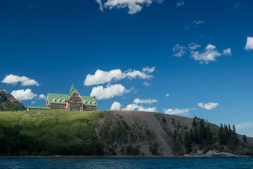 Fototapeta premium The Prince of Wales Hotel am Upper Waterton Lake, Waterton Lakes Nationalpark, Alberta, Canada