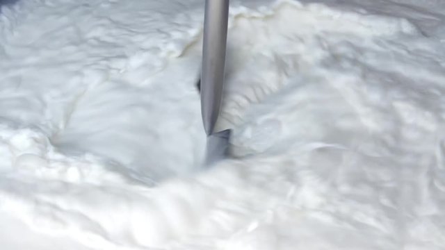 Latte versato in un secchio