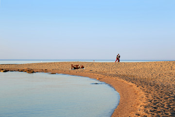 Kobieta, relaks na plaży na wyspie Rodos w Grecji. - obrazy, fototapety, plakaty