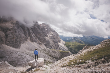 Fototapeta premium Ragazza di spalle in montagna