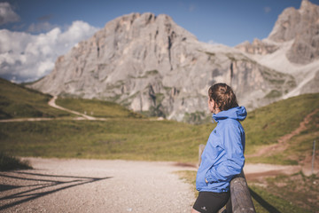 Ragazza di spalle in montagna