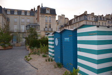 cabines de plage en pleine ville de Caen, Normandie
