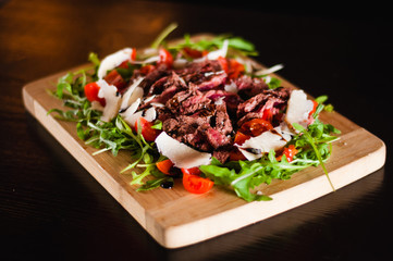 Tagliete di carne, pomodoro e insalata