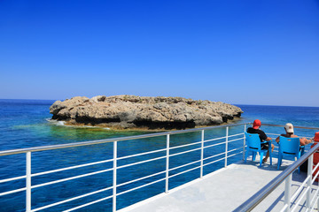 Piękny widok z pokładu statku pasażerskiego na wyspę na morzu Śródziemnym. - obrazy, fototapety, plakaty
