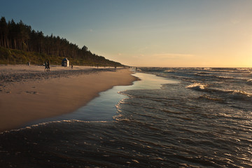 Bałtycka plaża o zachodzie słońca
