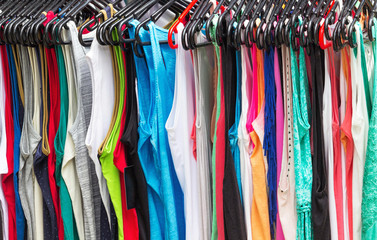 Bunte T-Shirts auf Kleiderstange