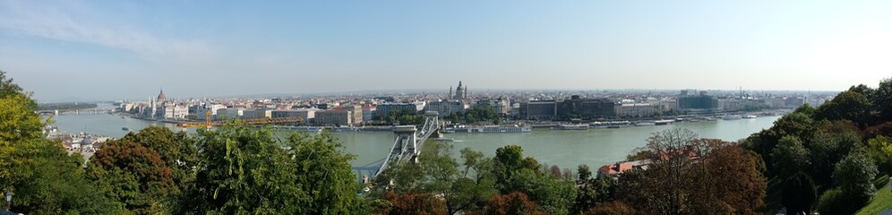 Fototapeta na wymiar panoramique de Budapest depuis le bastion pêcheur