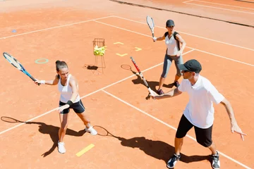 Foto op Plexiglas Tennis instructor explaining forehand © Microgen