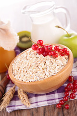 cereal breakfast with fruit and milk