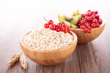 cereal breakfast with fruit and milk