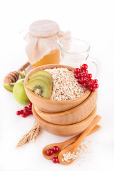 cereal breakfast with fruit and milk