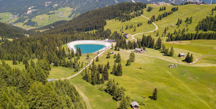Artificial water catchment reservoir for snow skiing slopes