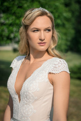 Naklejka premium Beautiful bride outdoors in a forest.
