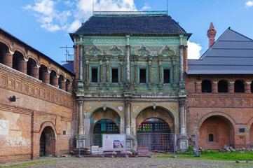 Fototapeta premium Holy gate and Krutitsy gateway terem (tower-room) in beautiful and well preserved piece of old Moscow: Krutitskoe podvorie, Moscow